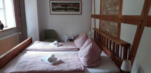 Dos camas en una habitación con toallas. en 75qm-grosse-Ferienwohnung-am-Naturschutzgebiet-15-PKW-Min-zum-Strand-Stettiner-Haff, en Bugewitz