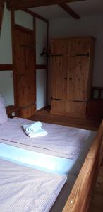 Una cama grande con una toalla blanca. en 75qm-grosse-Ferienwohnung-am-Naturschutzgebiet-15-PKW-Min-zum-Strand-Stettiner-Haff, en Bugewitz