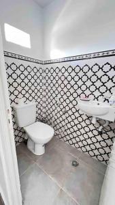 La salle de bains est pourvue de toilettes et d'un lavabo. dans l'établissement Maison avec jardin à 2 minutes à pied de la plage, à Temara