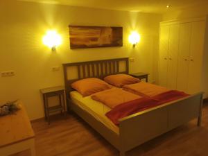 1 dormitorio con 1 cama con 2 almohadas en FeWo Himbeerweg en Tutzing