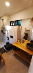 Habitación con mesa de madera y espejo. en Pandanus Lodge & Retreats, 