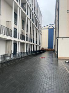 an empty courtyard of a building with red bottles on the ground at Nowoczesny apartament w centrum Starego Miasta, strzeżony parking in Zamość