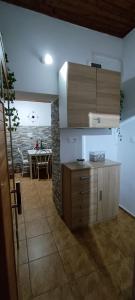 eine Küche mit einer Theke und einem Tisch in einem Zimmer in der Unterkunft Kis kuckó in Tapolca