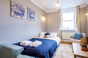 una camera con letto, divano e finestra di Large 1 Bedroom in Center of London a Londra
