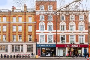 un grande edificio in mattoni su una strada cittadina di Large 1 Bedroom in Center of London a Londra