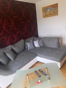 een woonkamer met een bank en een tafel bij Ferienappartment in Pliezhausen