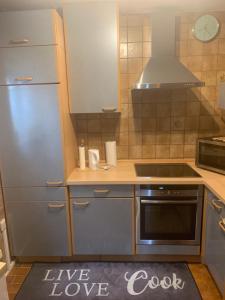 een keuken met een bord dat zegt live love bij Ferienappartment in Pliezhausen