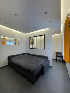 een slaapkamer met een groot bed en een bureau bij MoonYellow - Basel - AirPort - HighQuality in Saint-Louis