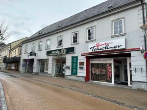 a row of shops on an empty street at Gudzevic Ferien Unterkünfte A 4 in Gloggnitz