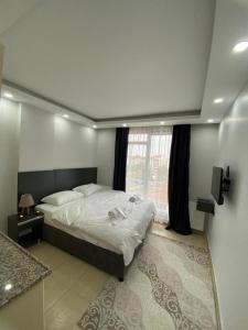 een slaapkamer met een groot bed en een raam bij Hermes Otel in Edirne