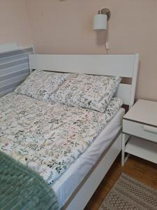 a bed in a room with a white bed sidx sidx sidx w obiekcie Lena apartment - Lena two bedroom apartment w mieście Vecsés