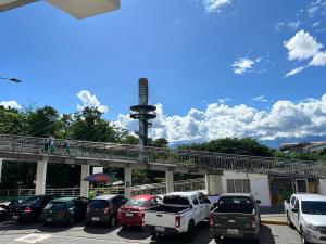 un puente con coches estacionados en un estacionamiento en Ríos Plaza & Suites, en Tena