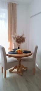 - une table avec un bol de fruits dans l'établissement Apartman 'CENTAR', à Kula