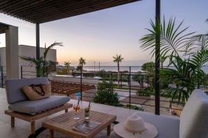 un soggiorno con vista sull'oceano di Insulae Resort a Cefalù
