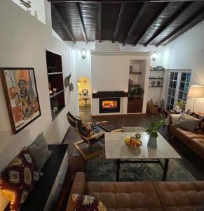 salon z kanapą, stołem i kominkiem w obiekcie Villa Quinta Sto Antonio w mieście Santo Isidoro