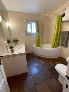 y baño con bañera, lavabo y aseo. en Villa Quinta Sto Antonio, en Santo Isidoro