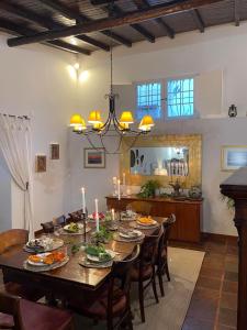 un comedor con una mesa con velas. en Villa Quinta Sto Antonio, en Santo Isidoro