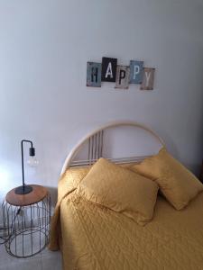 een slaapkamer met een bed en een bord aan de muur bij Quarto Salvador in Laranjeira