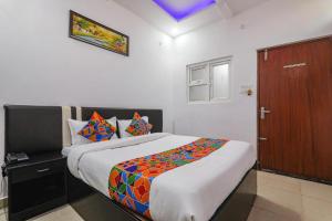 una camera con un grande letto e una porta in legno di A One Prime Hotel a Lucknow