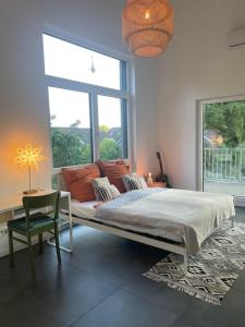 sypialnia z łóżkiem i dużym oknem w obiekcie Quiet, Central House (150sqm) with Garden & Sauna w mieście Norderstedt