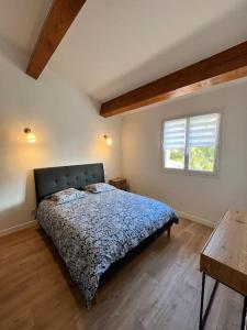 a bedroom with a bed and a window at Villa Victoria : Clim - Garage / 8 pers au Calme in Roquebrune-Cap-Martin