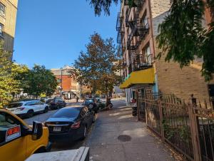 una strada con auto parcheggiate accanto a un edificio di Luxury Double room in Williamsburg Ground floor Apartment near Subway a Brooklyn