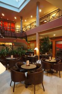 金夏沙的住宿－梅美靈酒店，一间带桌椅的餐厅,以及楼梯
