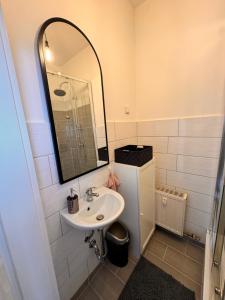a bathroom with a sink and a mirror at A&V Apartments Arena Nähe in Gelsenkirchen
