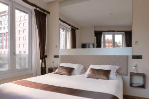 Postel nebo postele na pokoji v ubytování Aiello Rooms - San Babila