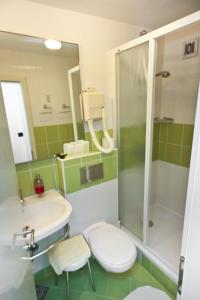 y baño con aseo, lavabo y ducha. en Apartments Villa Ana, en Cavtat