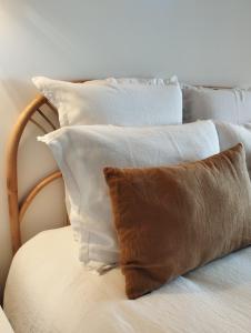 a pile of pillows sitting on top of a bed at Au coucher du lac in Publier