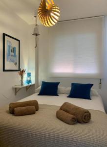 een slaapkamer met 2 grote bedden met blauwe kussens bij Sunset Los Lances - Tarifa in Tarifa