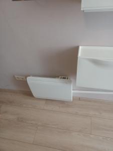 una stanza con radiatore bianco nell'angolo di una stanza di logement chambre seul sur ou dortoir mixte a Roquemaure
