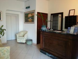 a living room with a desk and a chair at Scano Comfort Inn in Santa Teresa Gallura