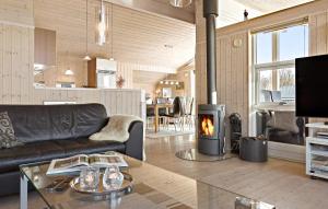 salon z kanapą i kominkiem w obiekcie 4 Bedroom Awesome Home In Juelsminde w mieście Sønderby
