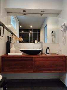 ein Badezimmer mit einem großen Spülbecken auf einer Holztheke in der Unterkunft Au coucher du lac in Publier