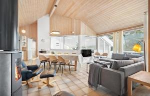 uma sala de estar com um sofá e uma mesa com cadeiras em Amazing Home In Nrre Nebel With Indoor Swimming Pool em Nørre Nebel