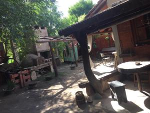 特拉皮切的住宿－Patio olmos，房屋外带桌子和长凳