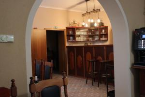 einen Torbogen, der zu einer Bar in einem Restaurant führt in der Unterkunft Penzion Obora in Tachov