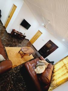 una vista aérea de una sala de estar con sofá de cuero en Malikia apartment 2 Ess, en Brusubi