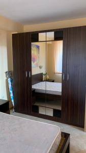 um quarto com uma cama e um espelho grande em Sunny Beach Hills Private Apartment em Sunny Beach