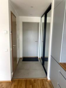 un pasillo vacío con una puerta que conduce a una habitación en Cozy one bedroom apartment, en Tartu