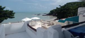 vista su una spiaggia con sedie e ombrelloni di Vista Mar Maravilhosa, Flat Habana a Natal