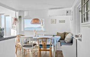 een keuken en eetkamer met een tafel en stoelen bij Beach Front Home In Fredericia With Wifi in Fredericia