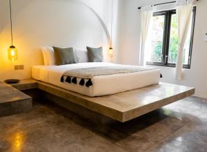 Savanna Ubud في أوبود: غرفة نوم بسرير على رصيف خشبي