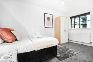 a bedroom with a large bed and a window at City Centre - Two Bedroom Apartment - Juliet Balcony - Secure Parking - WIFI - Smart TV - Top Rated -33S in Birmingham