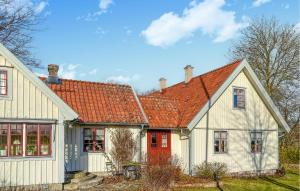 博里霍爾姆的住宿－3 Bedroom Amazing Home In Borgholm，白色房子,有橙色屋顶