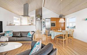 ein Wohnzimmer mit einem Sofa und einem Tisch in der Unterkunft Amazing Home In Sams With Wi-fi in Brundby