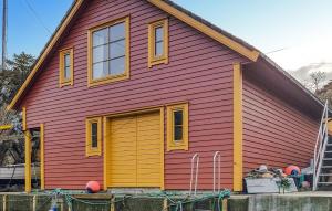 uma casa vermelha e amarela com uma porta amarela em 2 Bedroom Cozy Home In Finns em Lykling