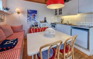 - une cuisine et une salle à manger avec une table et des chaises dans l'établissement Awesome Home In Hn With Kitchen, à Hönö